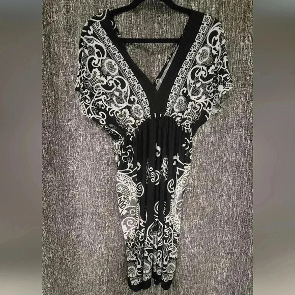Black and white Kimono style dress, size small - Picture 2 of 4